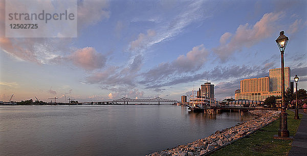 New Orleans Waterfront und Mississippi bei Sonnenuntergang  Louisiana  Vereinigte Staaten