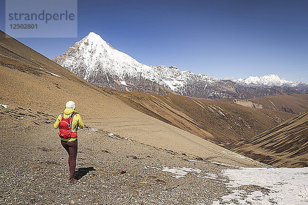Trail Runner Wandern auf der Snowman Trekking Route in Bhutan