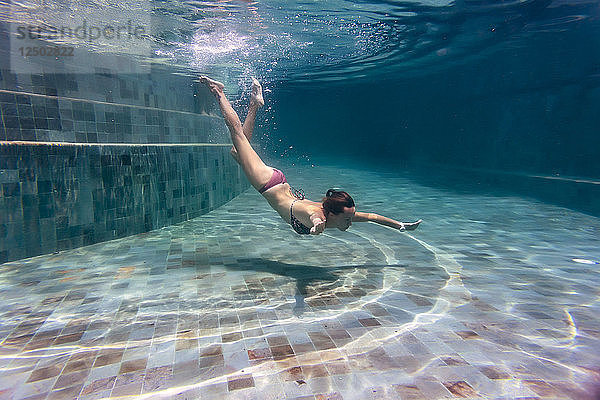 Unterwasseransicht einer Frau im Schwimmbad