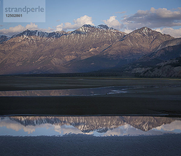 Reflexion von Berg und Himmel im Wasser in Kluane  Yukon