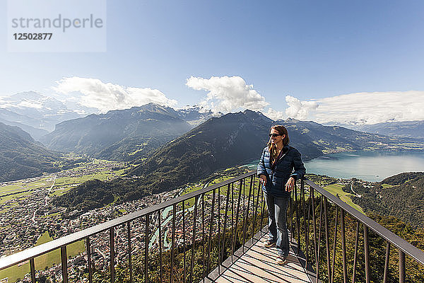 Junge Frau genießt die Aussicht von der Harder Klum in Interlaken  Schweiz  in den Alpen.