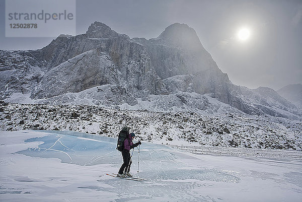 Person Skifahren in Gletscher in Baffin Island  Nunavut  Kanada