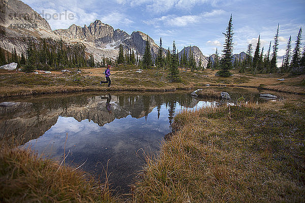 Eine Frau beim Trailrunning in der Drinnon Pass Area  Kanada