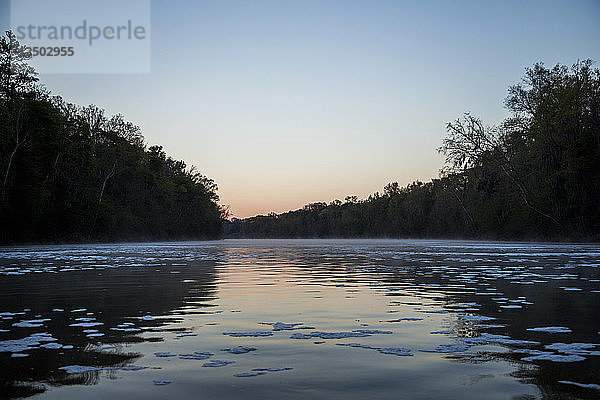 Der Chattahoochee River bei Sonnenuntergang in Georgia.