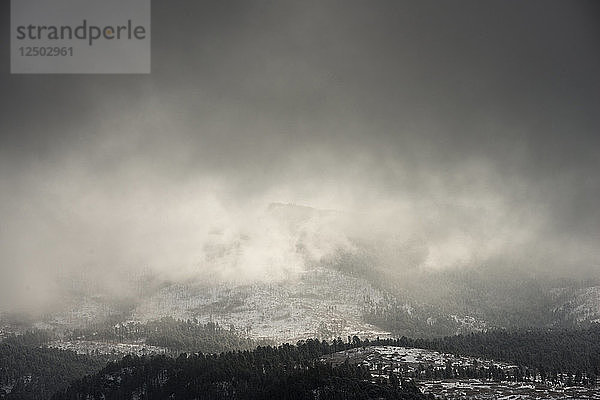 Niedrige Wolken beginnen an einem Wintertag im Santa Fe National Forest am 22. Dezember 2013 zu verglühen.