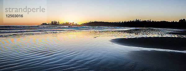 Sonnenuntergang über Long Beach im Pacific Rim National Park in der Nähe von Tofino.