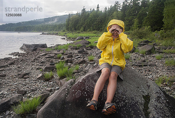 Ein sechsjähriger Junge spielt an der Black Bear Cove am Aziscohos Lake in Lincoln Plantation  Maine.