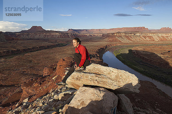 Eine Frau genießt die Aussicht von unterhalb des Turks Head  Canyonlands National Park  Utah.