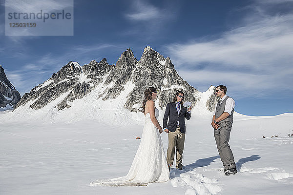 Braut und Bräutigam heiraten auf einem Gletscher im Denali National Park.