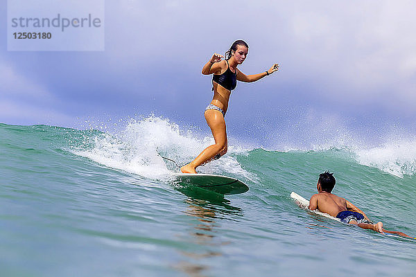 Zwei junge Leute beim Surfen