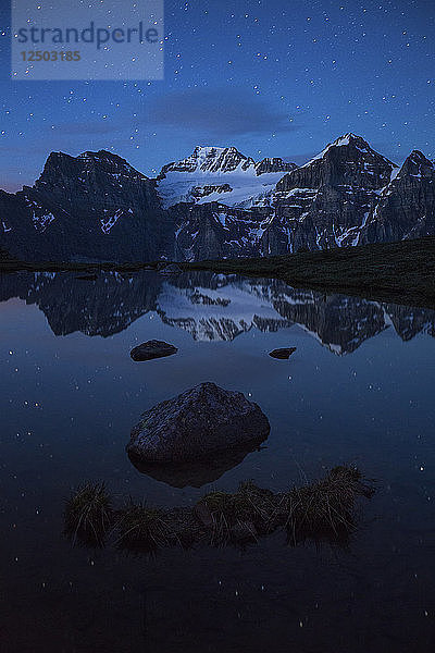 Reflexion des Berges in Minnestimma See während sternenklarer Nacht