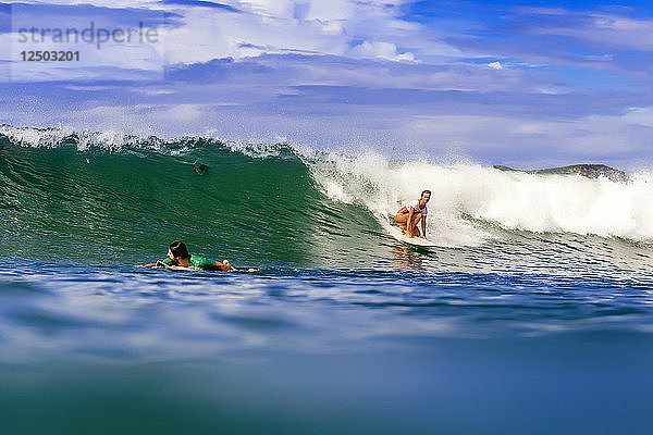 Zwei Personen beim Surfen