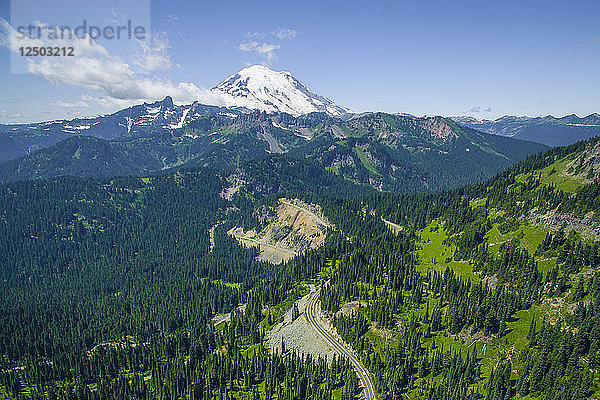 Eine bergige Landstraße schlängelt sich zum Mount Ranier