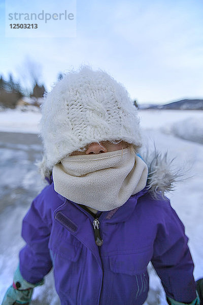 Ein kleines Mädchen  das versucht  sich warm zu halten  Sandpoint  Idaho