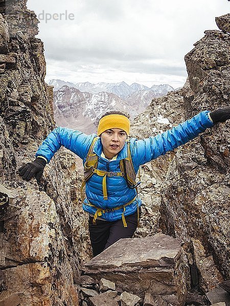 Eine junge Frau in einer blauen Jacke Klettern ein Berg in Colorado  USA