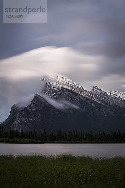 Wolken am Mount Rundle  Vermilion Lakes  Kanada