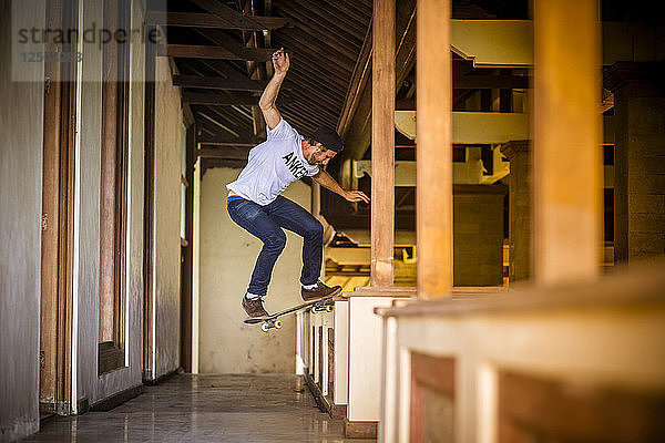 Skateboarden in einem verlassenen Hotel  Bali  Indonesien.