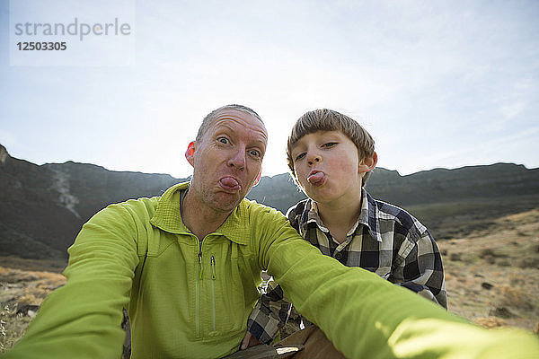 Ein Vater und sein Sohn haben Spaß mit einem Selfie während einer Wanderung