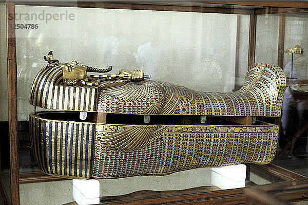 Goldener Sarkophag des Pharaos Tutenkhamen  um 1325 v. Chr. Künstler: Unbekannt