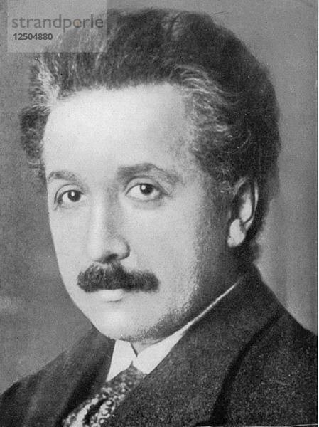 Albert Einstein (1879-1955)  deutsch-schweizerischer Mathematiker und theoretischer Physiker  um 1920. Künstler: Unbekannt