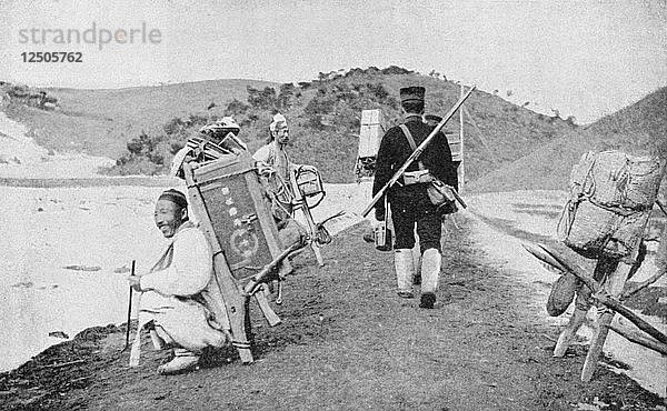 Koreanische Kulis als Träger für japanische Soldaten  Russisch-Japanischer Krieg  1904-5. Künstler: Unbekannt