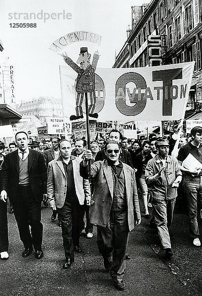 Gewerkschaftsmarsch  Paris  1968. Künstler: Anon