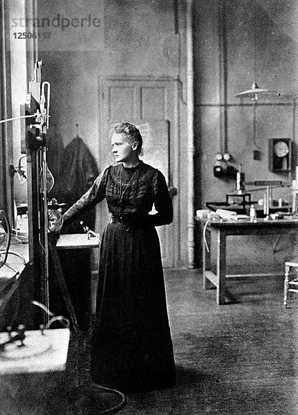 Marie Curie  in Polen geborene französische Physikerin in ihrem Labor  1912. Künstler: Unbekannt