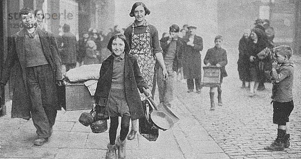 Durch deutsche Bombenangriffe obdachlos gewordene Menschen  Liverpool  Zweiter Weltkrieg  1941. Künstler: Unbekannt