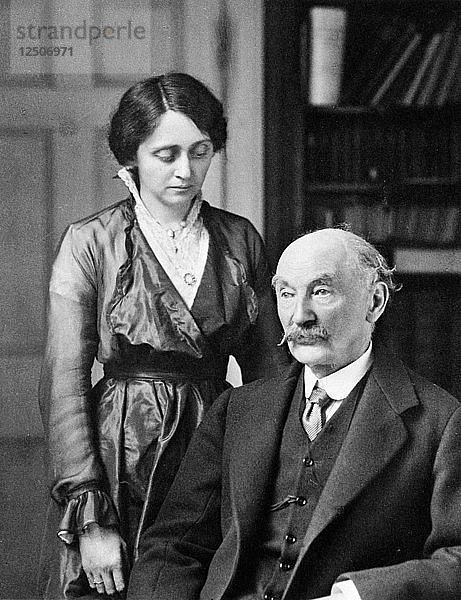 Thomas Hardy  englischer Dichter  Romancier und Dramatiker mit seiner zweiten Frau Florence  1912-1928. Künstler: Unbekannt