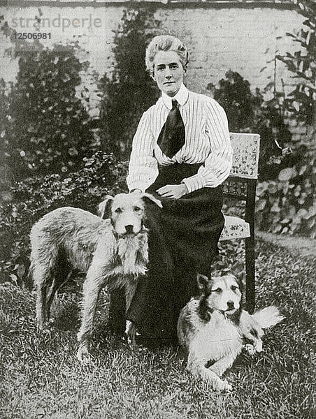 Edith Cavell mit ihren Hunden  um 1915. Künstler: Unbekannt