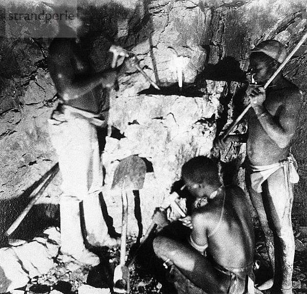 Basuto-Bergleute in den De Beers-Diamantenminen  Kimberley  Südafrika  um 1885. Künstler: Anon