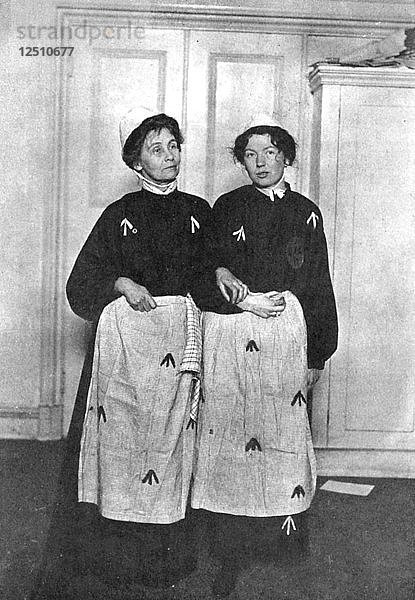Emmeline und Christabel Pankhurst  englische Suffragetten  in Gefängniskleidung  1908. Künstler: Unbekannt