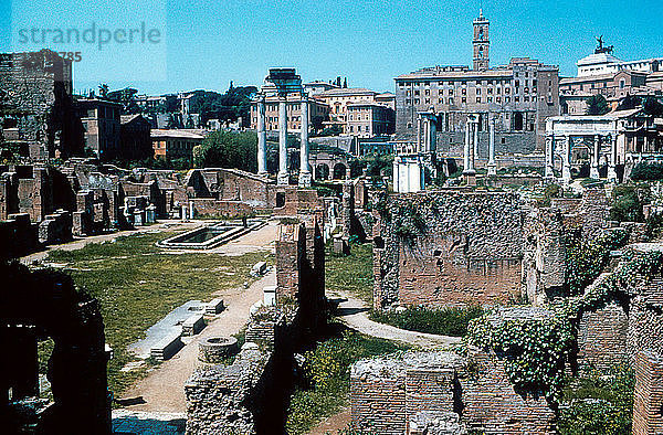 Ruinen des Forums in Rom mit dem Haus der Vestalinnen auf der linken Seite. Künstler: Unbekannt