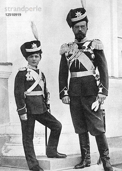 Zar Nikolaus II. von Russland und sein Sohn Alexej in Militäruniform  ca. 1910-c1916 Künstler: Unbekannt
