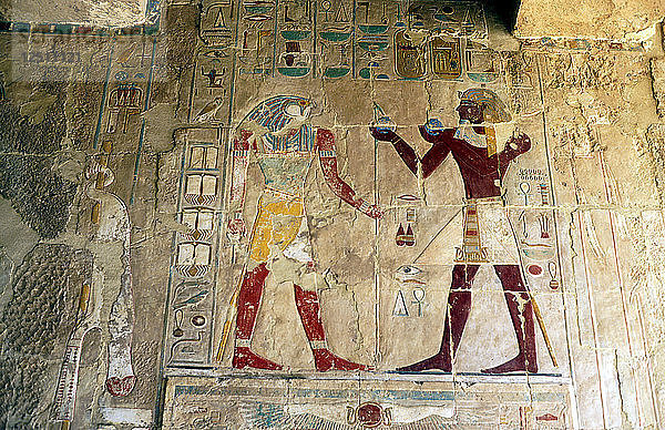 Hatschepsut  Königin von Ägypten  bringt dem Gott Horus ein Opfer dar. Künstler: Unbekannt