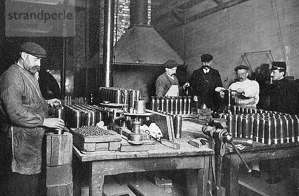 Befüllen von Schrapnellgranaten in einer britischen Munitionsfabrik  Erster Weltkrieg  1914-1918. Künstler: Unbekannt