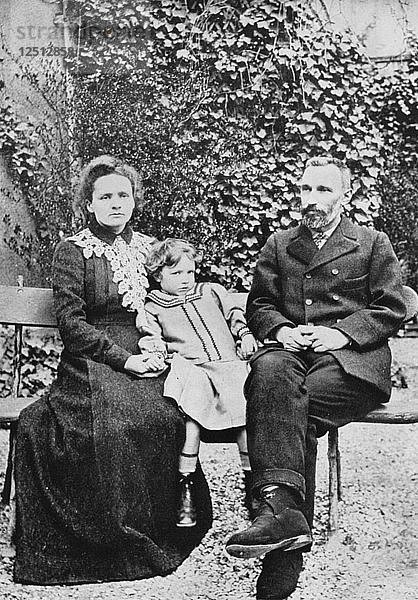 Pierre und Marie Curie  französische Wissenschaftler  mit ihrer Tochter Irene  1904. Künstler: Unbekannt