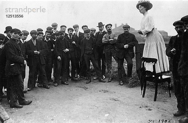 Una Dugdale spricht vor einer kleinen Gruppe von Männern bei den Nachwahlen in Newcastle  September 1908. Künstler: Unbekannt