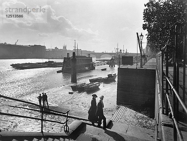Blick stromaufwärts vom Traitors Gate  City of London  vor 1933. Künstler: George Davison Reid