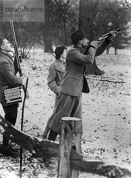 Earl of Shrewsbury  Miss Lane und ihr Chauffeur bei einer Jagd  um 1946. Künstler: Unbekannt