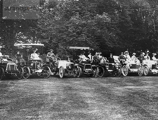 Ein früher Autotreff  (um 1900?). Künstler: Unbekannt
