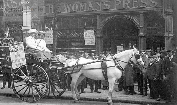 Ein Pressewagen vor der Womans Press  Charing Cross Road  London  Juli 1911. Künstler: Unbekannt