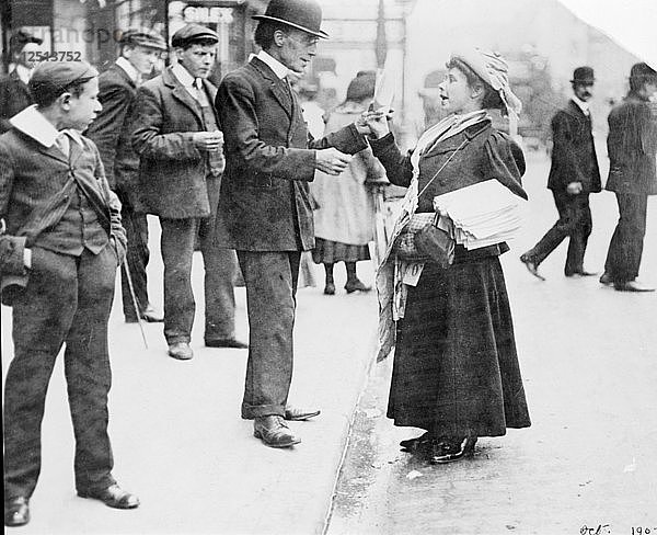 Mary Phillips verkauft Stimmen für Frauen in London  Oktober 1907. Künstler: Unbekannt