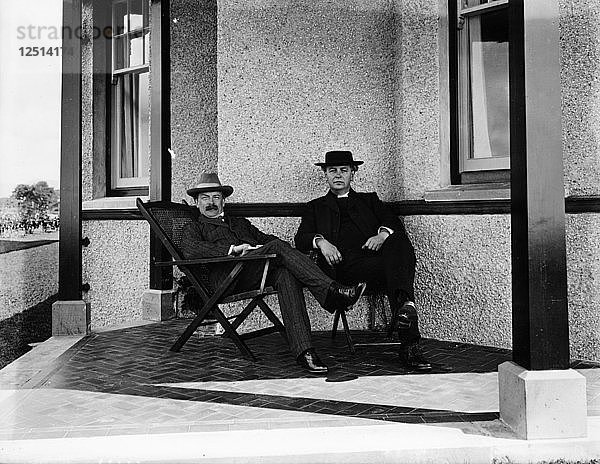 Lloyd George ruht sich auf der Veranda eines Hauses aus. Künstler: Unbekannt