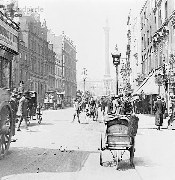 Trafalgar Square von Whitehall aus  London  um 1890. Künstler: Unbekannt