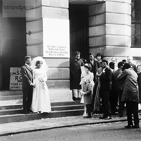 Eine Hochzeit  Camden  London  1969. Künstler: Henry Grant