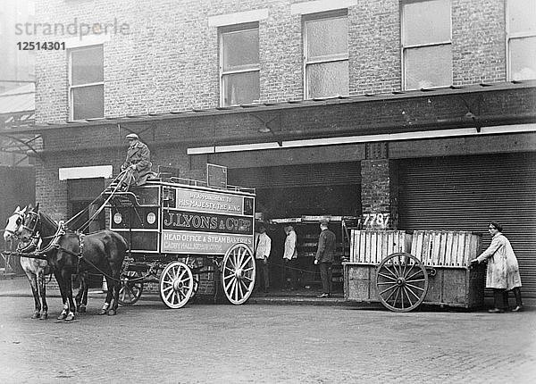 Ein pferdegezogener Lyons-Wagen  Cadby Hall  West Kensington  London. Künstler: Unbekannt