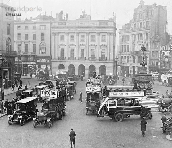 Eros-Statue und Verkehr auf dem Piccadilly Circus  Westminster  London  (um 1910). Künstler: Unbekannt