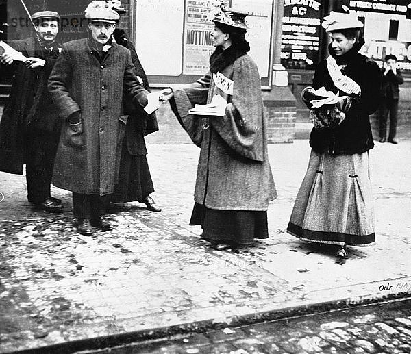 Suffragetten beim Verteilen von Flugblättern  London  Oktober 1907. Künstler: Unbekannt
