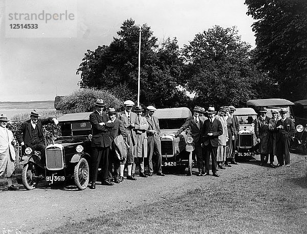 Gruppe von Menschen und Autos auf einer Landstraße  (ca. 1930er Jahre). Künstler: Unbekannt